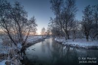 Wintermorgen am kleinen Fluss